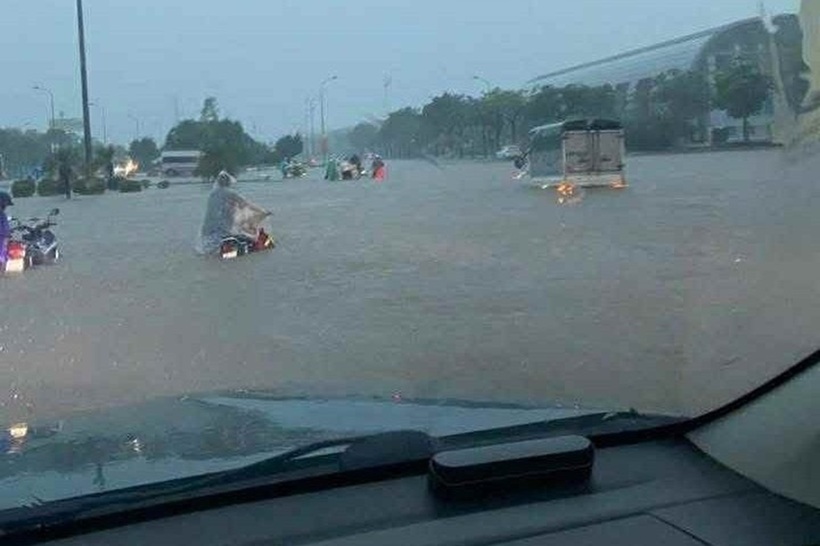 Trước diễn biến bất ngờ của đợt mưa lớn kéo dài từ tối qua đến sáng nay (7/10), nhiều trường học đã chủ động thay đổi hình thức dạy học. Ảnh: VietNamnet