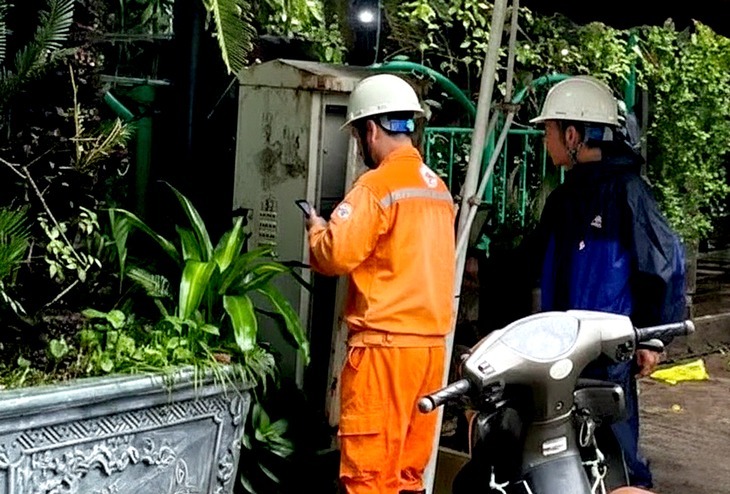 Điện lực có mặt tại hiện trường để xử lý sự cố. (Ảnh: Tuổi trẻ)