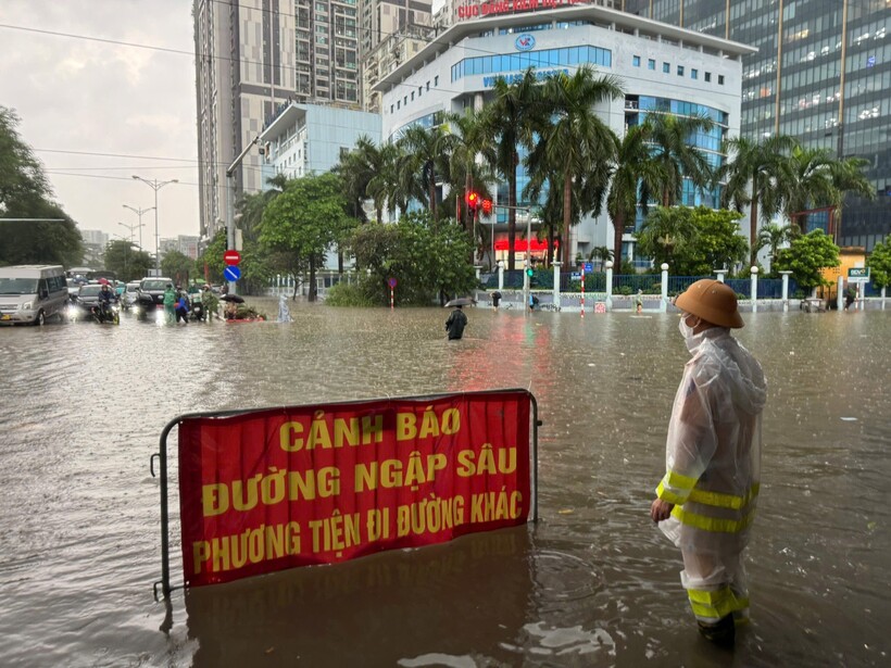 Hà Nội: Mưa lớn, nhiều tuyến phố ngập sâu  - 6