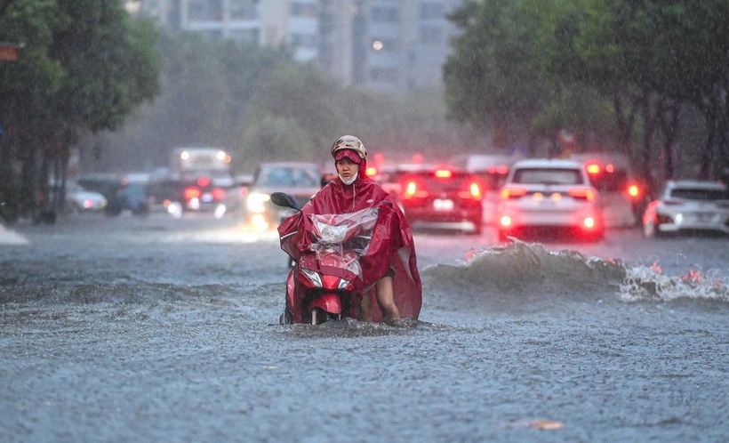 Mưa lớn gây ngập ở Hà Nội. (Ảnh: Dân trí)