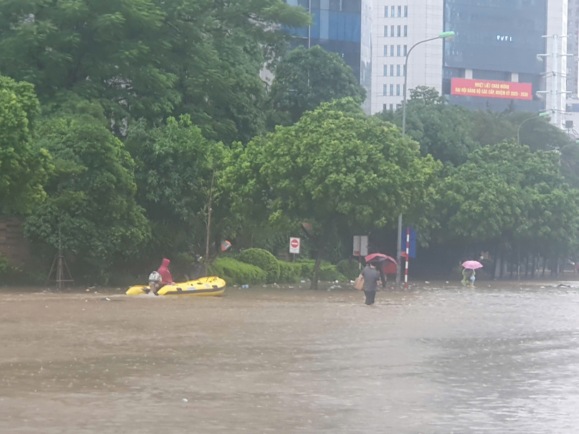 Sáng 7/10, nhiều tuyến phố tại Hà Nội ngập cục bộ, khiến các phương tiện không thể di chuyển