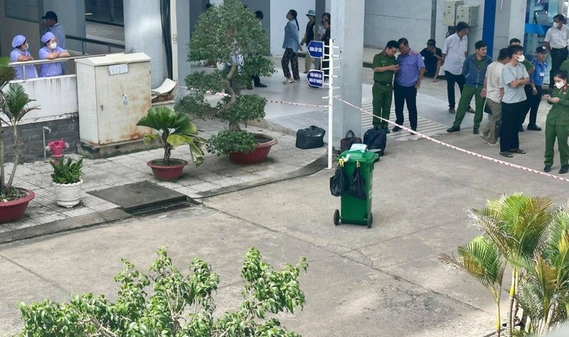 Cơ quan điều tra ghi nhận hiện trường phát hiện thi thể nghi phạm giết chủ quán cà phê. (Ảnh: Cơ quan công an)