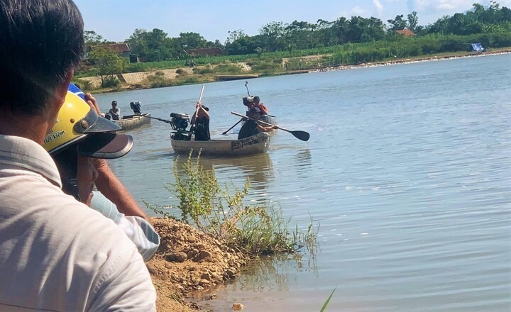 Lực lượng chức năng và người dân Gia Lai có mặt tại hiện trường. (Ảnh: VTC News)