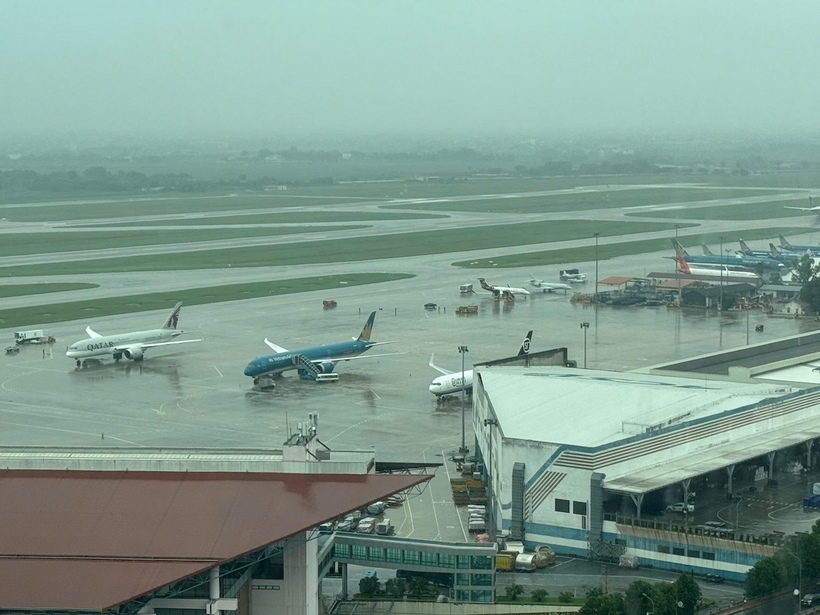 Sân bay Nội Bài ngày 7/10