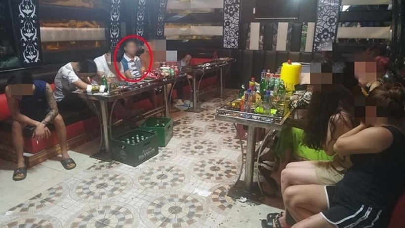 Đặng Đức L. (khoanh đỏ) tại cơ sở mại dâm trá hình. Ảnh: Lao động