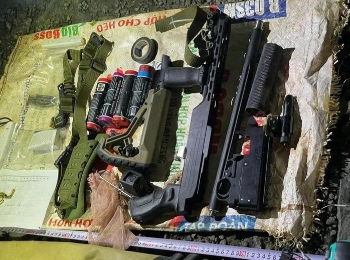 Tang vật vụ án được lực lượng công an thu giữ được gồm súng với túi hứng vỏ đạn.