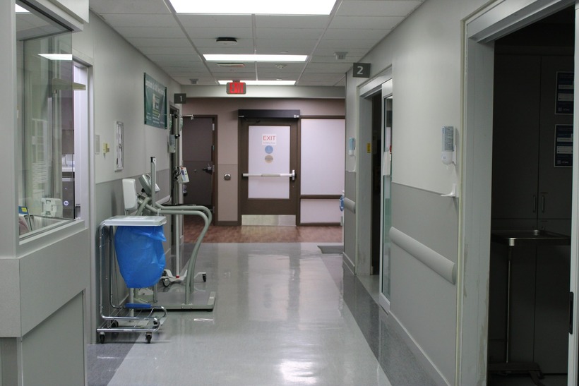 Áp xe ngực nặng vì tiêm filler không rõ nguồn gốc tại cơ sở "chui". Ảnh minh họa.