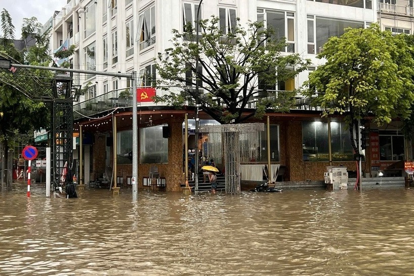 Cứ mưa lớn, nhiều khu vực tại Hà Nội lại ngập lụt nặng. (Ảnh: Znews)