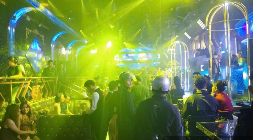 Công an kiểm tra quán bar 9E Club (đường Hùng Vương, khu phố 1 - Dương Đông, đặc khu Phú Quốc, tỉnh An Giang). (Ảnh: Cơ quan công an)