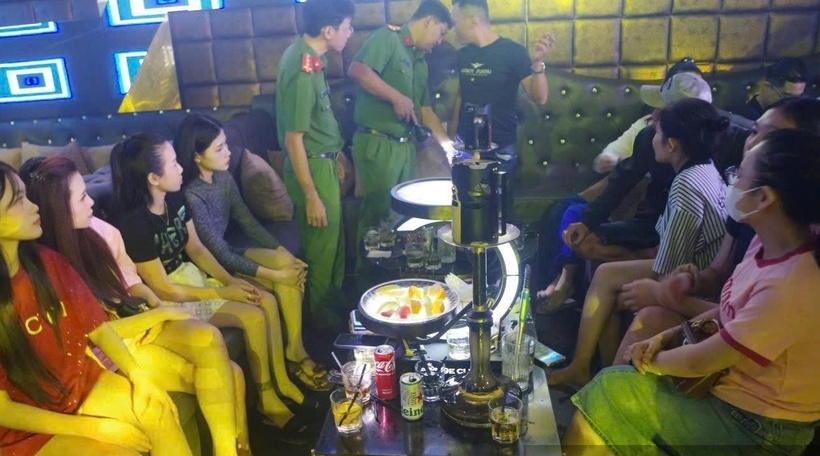 Tiến hành test nhanh những người có mặt trong quán bar, phát hiện 11 người dương tính với ma túy. (Ảnh: Cơ quan công an/Dân Việt)