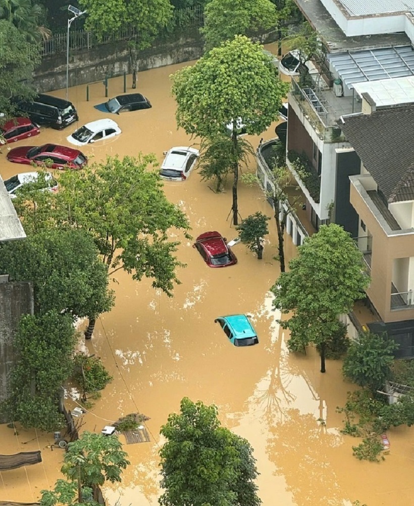 Ngập lụt tại các khu dân cư, hàng loạt ô tô chìm trong biển nước