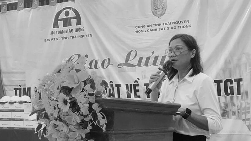 Cô Lý Thị Thanh Xuân phát biểu tại buổi giao lưu chuyên đề về an toàn giao thông hồi cuối tháng 9/2025 .Ảnh: Tuổi Trẻ
