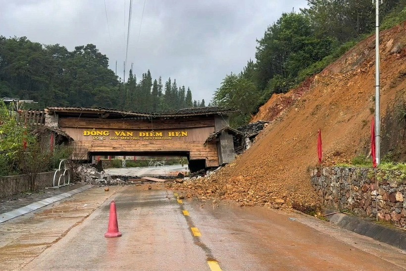Cổng chào xã Đồng Văn bị sập đổ do sạt lở đất đá sáng 8/10. (Ảnh: UBND xã Đồng Văn)