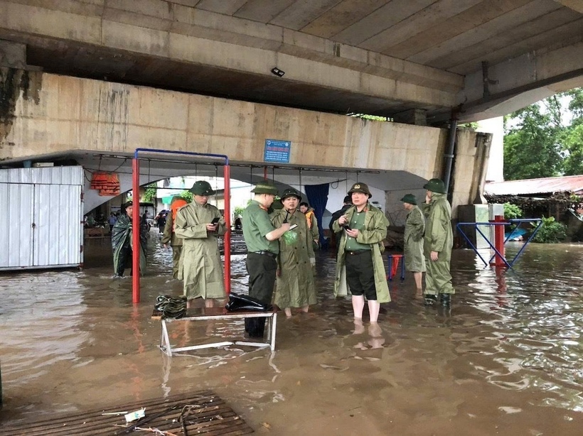 Lãnh đạo tỉnh Thái Nguyên đi kiểm tra thực tế và chỉ đạo công tác ứng phó, khắc phục hậu quả mưa lũ tại tuyến đê sông Cầu, khu vực chân cầu Bến Tượng (phường Phan Đình Phùng)