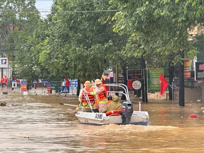 Lục lượng chức năng cứu hộ người dân khỏi vùng nguy hiểm