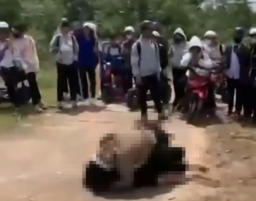 Hai nữ sinh "sô-lô" nhóm bạn đứng vây quanh reo hò. Ảnh: Người lao động