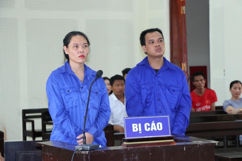 Bị cáo Cụt Thị Tư và Lô Văn Đức tại tòa. (Ảnh: Tiền phong)