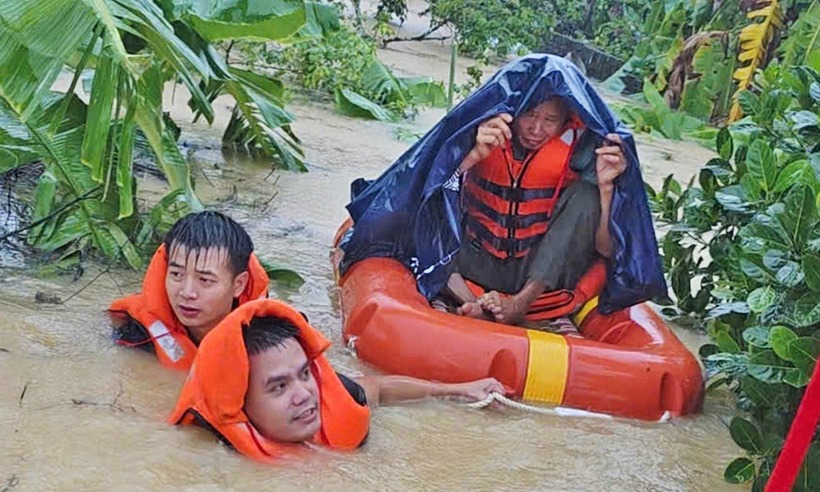 Lực lượng cảnh sát cứu hộ, cứu nạn đưa người dân Đồng Kỳ ra khỏi khu vực bị cô lập. (Ảnh: VietnamNet)