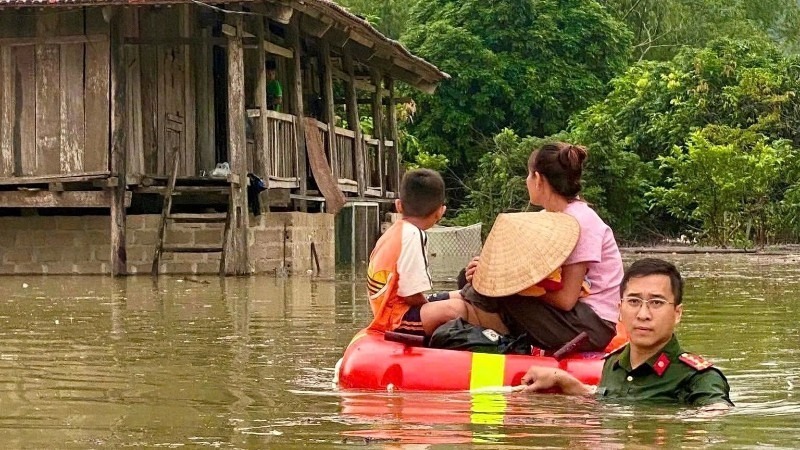 Lực lượng Công an Lạng Sơn sơ tán người dân vùng ngập lụt đến nơi an toàn. (Ảnh: Nhân dân)