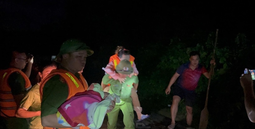 Công an nỗ lực đưa người dân đến nơi an toàn. (Ảnh: Tiền phong)