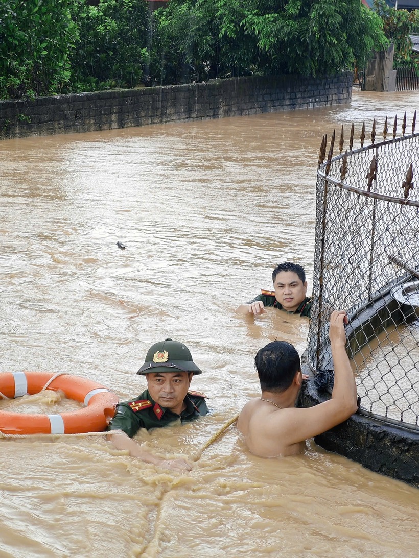 Công an xã Tiên Lục hỗ trợ đưa người dân thôn Chằm ra khỏi vùng lụt. (Ảnh: VietnamNet)