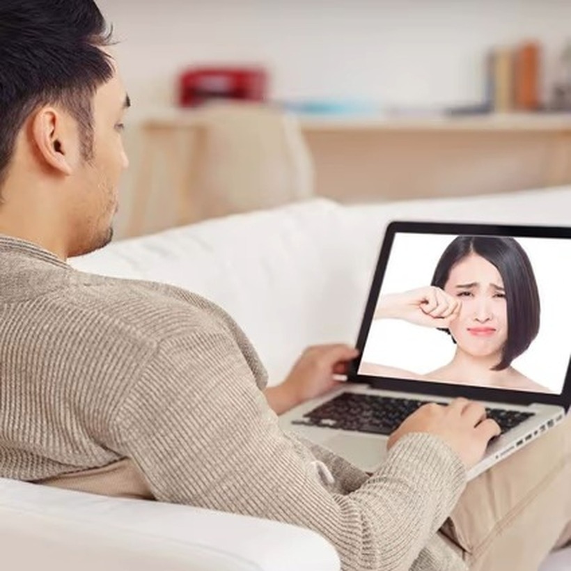 Trong 6 tháng "yêu đương", nam thanh niên không hề phát hiện ra "bạn gái" của mình thực ra là đàn ông. Ảnh minh họa.
