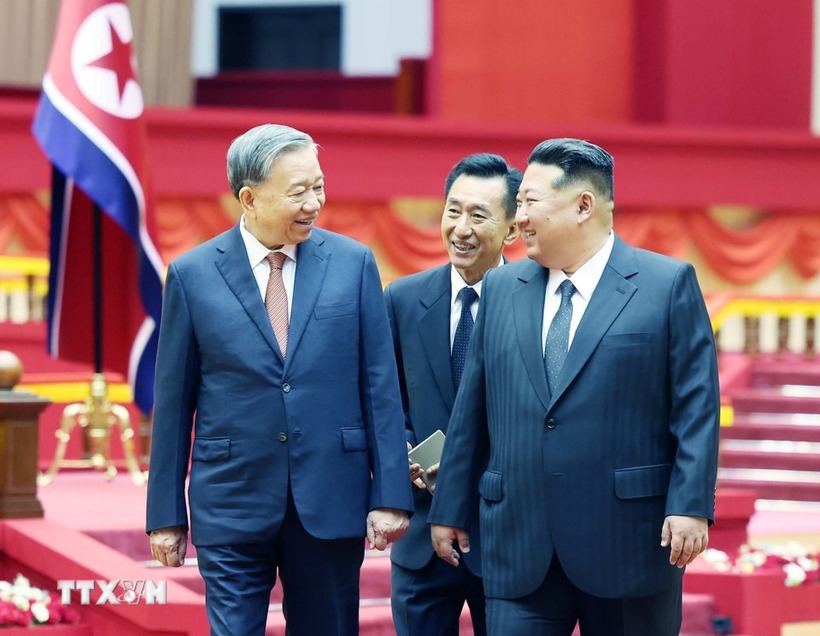 Tổng Bí thư, Chủ tịch Quốc vụ Triều Tiên Kim Jong Un chủ trì lễ đón trọng thể Tổng Bí thư Tô Lâm (Ảnh: TTXVN).
