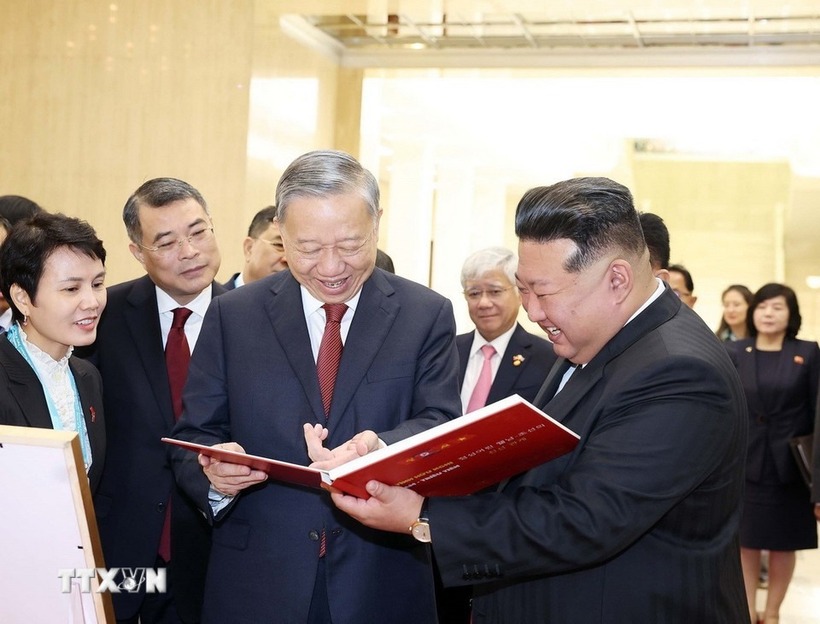 Tổng Bí thư Tô Lâm trao tặng Tổng Bí thư, Chủ tịch Quốc vụ Triều Tiên Kim Jong Un sách ảnh "Thắm tình hữu nghị Việt Nam - Triều Tiên" (Ảnh: TTXVN).