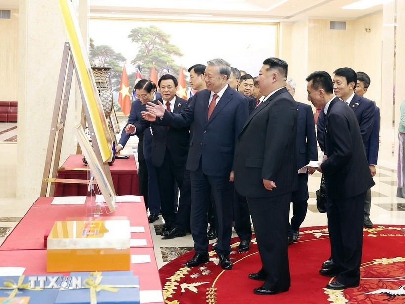 Tổng Bí thư Tô Lâm và Tổng Bí thư, Chủ tịch Quốc vụ Triều Tiên Kim Jong Un trao đổi tặng phẩm (Ảnh: TTXVN).