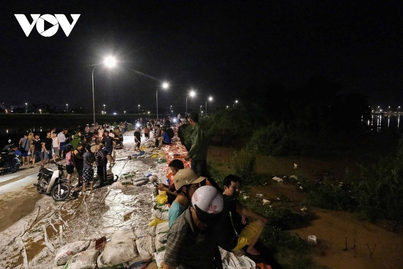 Hàng nghìn người xuyên đêm đắp đê, chống lũ ở Bắc Ninh - 6
