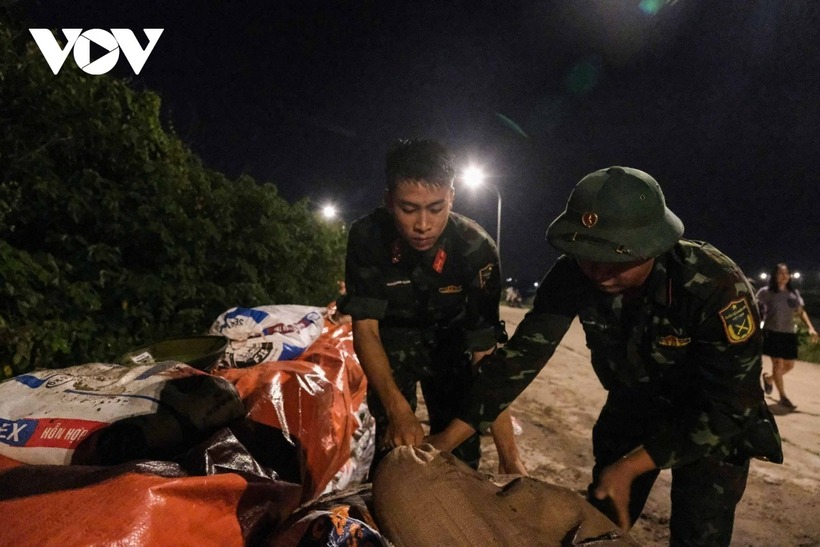 Lực lượng quân đội triển khai dọc tuyến đê Đẩu Hàn (Bắc Ninh) để gia cố đê khi nước sông Cầu lên.