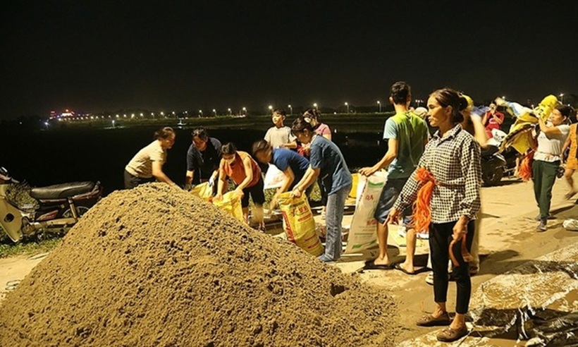 Rất đông người dân ra chung tay cùng lực lượng chức năng gia cố tuyến đê Đẩu Hàn.