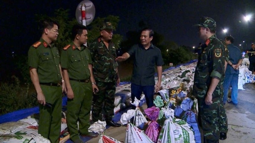 Nhiều cán bộ, chiến sĩ thuộc lực lượng vũ trang làm việc đến đêm muộn để đảm bảo gia cố khép kín các đoạn xung yếu trên đê Đẩu Hàn giáp sông Cầu.