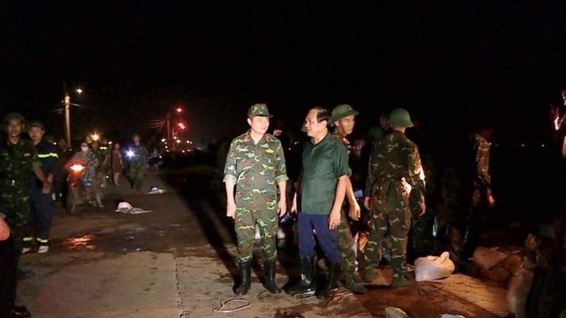 Tối muộn 8/10, lực lượng quân đội, công an, bảo vệ an ninh trật tự cơ sở và hàng nghìn người dân, trong đó có cả người cao tuổi, thanh niên đã tình nguyện gia cố đê khi nước sông Cầu lên cao tại khu vực đê Đẩu Hàn, phường Kinh Bắc, tỉnh Bắc Ninh.