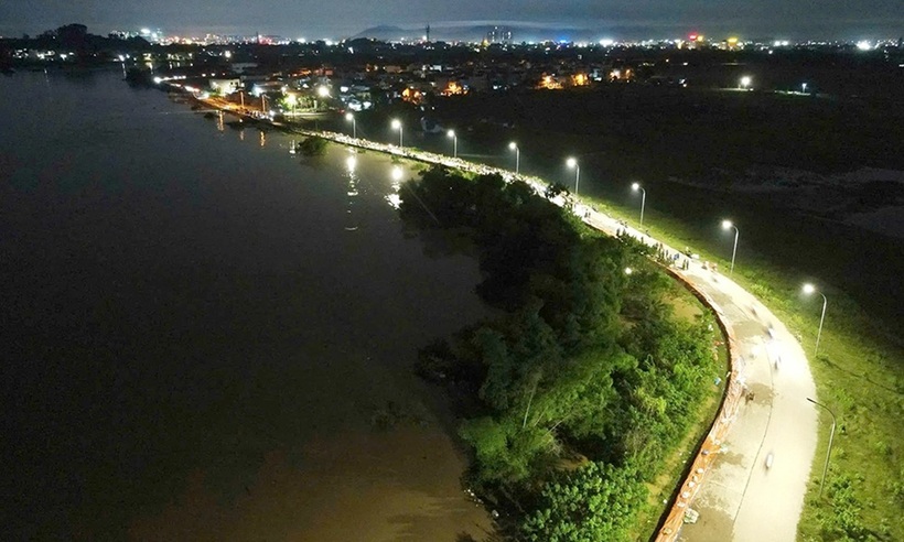 Nước sông Cầu dâng cao đe dọa tuyến đê Đẩu Hàn (phường Kinh Bắc, tỉnh Bắc Ninh)