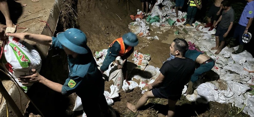 Rất đông người dân ra chung tay cùng lực lượng chức năng gia cố tuyến đê Đẩu Hàn.