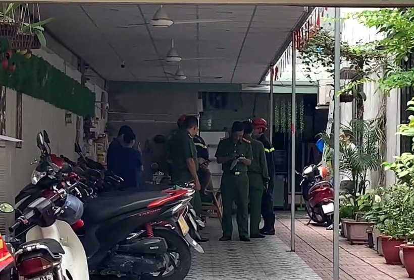 Lực lượng chức năng có mặt tại hiện trượng vụ cháy. (Ảnh: Tiền phong)