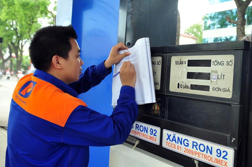 Giá xăng dầu trong nước đồng loạt giảm từ 15h hôm nay (9/10). (Ảnh minh họa)