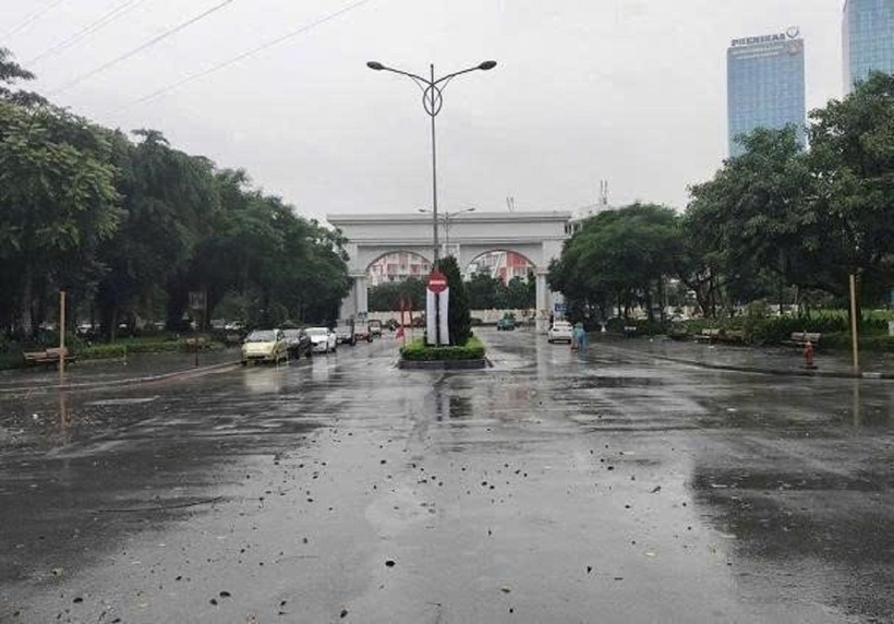 Nút giao Trần Duy Hưng - Đại lộ Thăng Long ngập nặng sau mưa lớn ngày 7/10/2025.