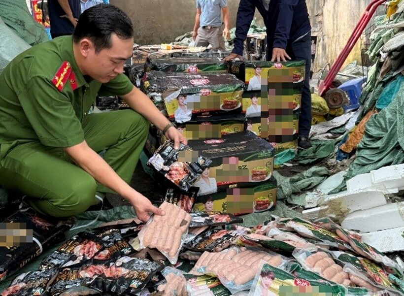 Gần 1,7 tấn xúc xích không rõ nguồn gốc bị thu giữ. Ảnh: Công an TP Hà Nội.