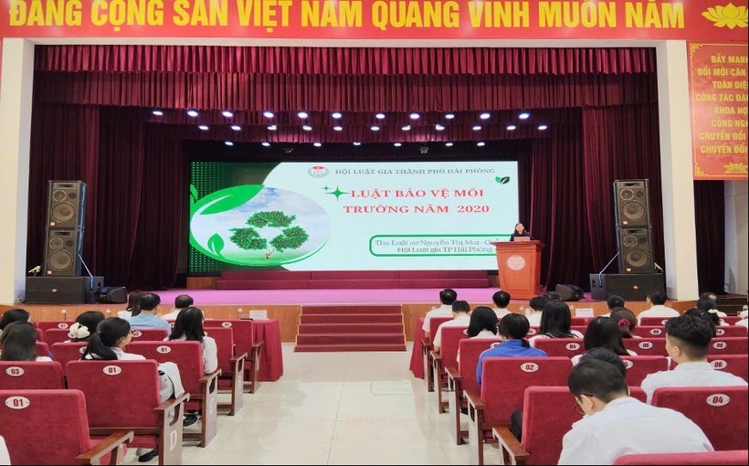 Bà Nguyễn Thị Mai - Chủ tịch Hội Luật gia Tp.Hải Phòng nhấn mạnh tại buổi tuyên truyền: Luật Bảo vệ môi trường 2020 không đơn thuần là công cụ xử lý vi phạm, mà là nền tảng để thay đổi tư duy phát triển, từ chạy theo tăng trưởng bằng mọi giá sang phát triển bền vững, hài hòa với thiên nhiên.