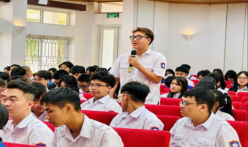 Các bạn sinh viên hăng hái đặt câu hỏi.