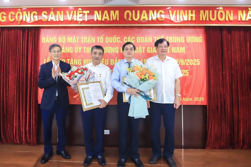 Đồng chí Nguyễn Khánh Ngọc – Bí thư Đảng Uỷ, Chủ tịch Hội Luật gia Việt Nam; đồng chí Trần Công Phàn - Phó Bí thư Đảng ủy, Phó Chủ tịch Thường trực Hội Luật gia Việt Nam tặng hoa chúc mừng các đồng chí Đảng viên nhận Huy hiệu Đảng.