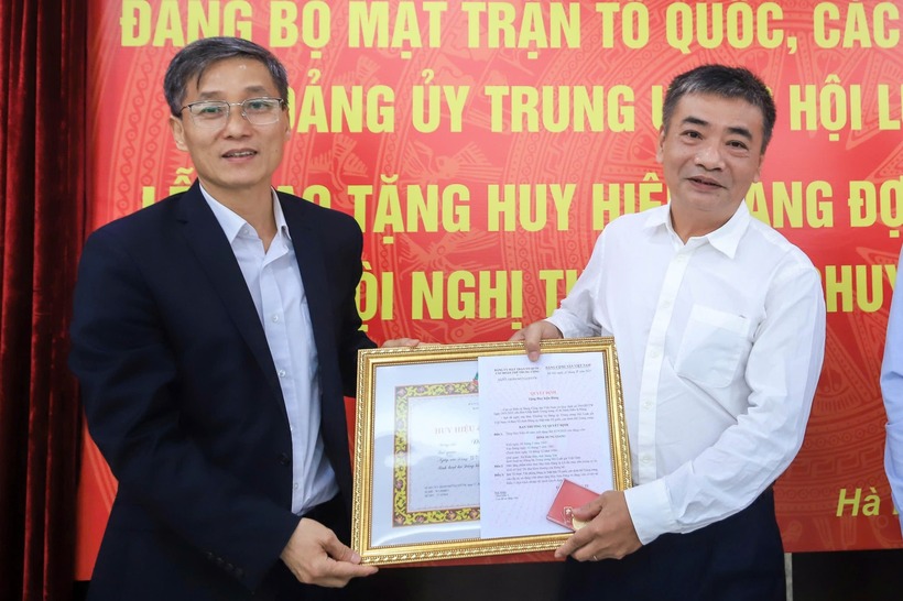 Đồng chí Nguyễn Khánh Ngọc - Bí thư Đảng uỷ, Chủ tịch Hội Luật gia Việt Nam trao quyết định, huy hiệu cho các đồng chí Đảng viên ưu tú