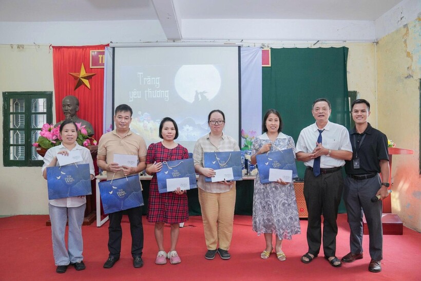 Trăng Yêu Thương: Bác sĩ Vũ Trọng Tiến tri ân những người lái đò “đặc biệt” - 2