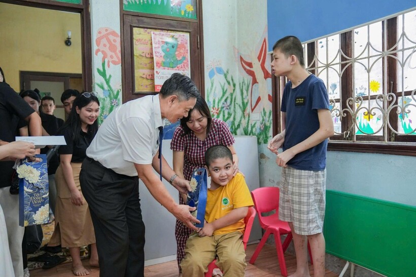 Trăng Yêu Thương: Bác sĩ Vũ Trọng Tiến tri ân những người lái đò “đặc biệt” - 3