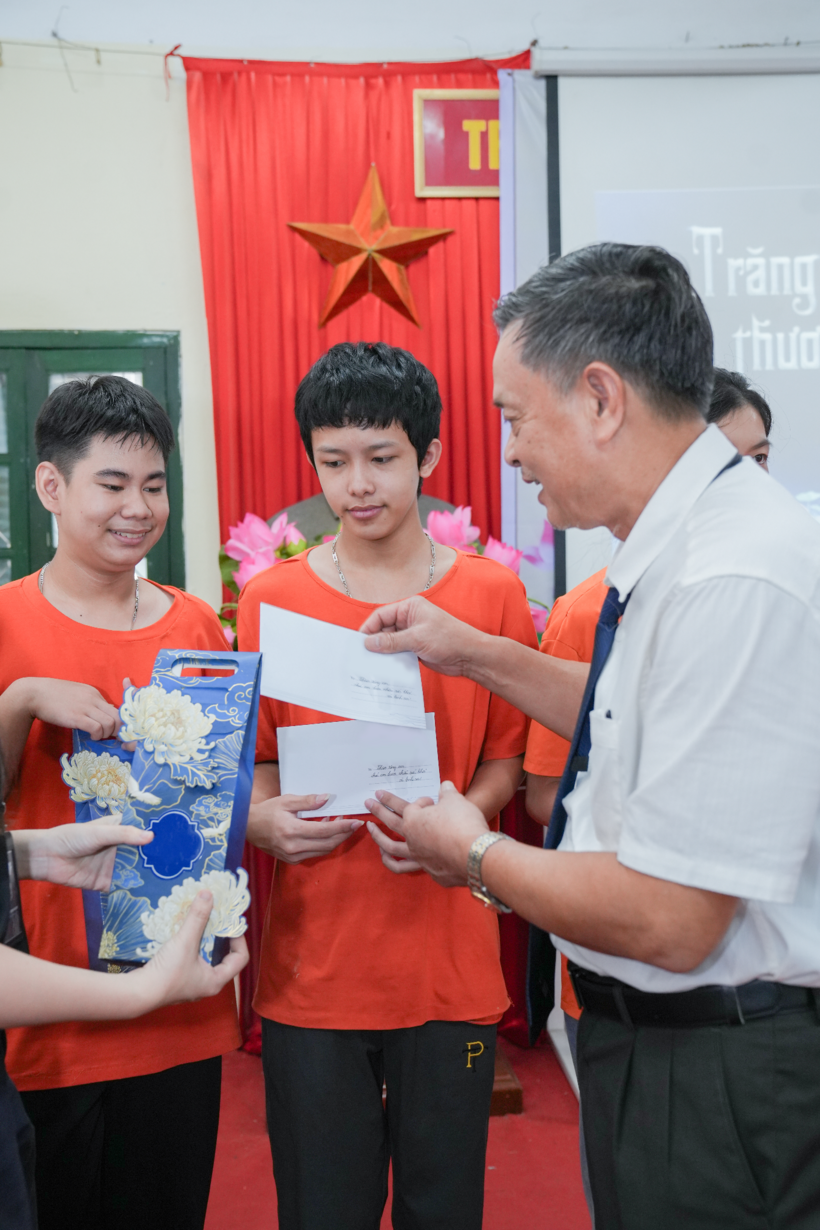 Trăng Yêu Thương: Bác sĩ Vũ Trọng Tiến tri ân những người lái đò “đặc biệt” - 5