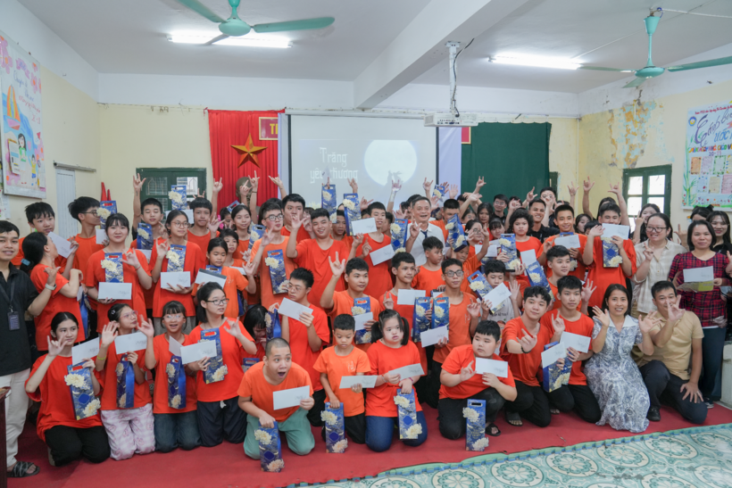 Trăng Yêu Thương: Bác sĩ Vũ Trọng Tiến tri ân những người lái đò “đặc biệt” - 1