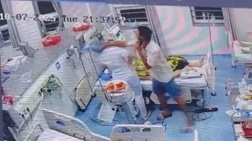 Người đàn ông dùng tay đánh vào mặt và đầu nữ điều dưỡng N.P.T.A.T. đang đứng gần đó. Ảnh: Báo Sài Gòn giải phóng.