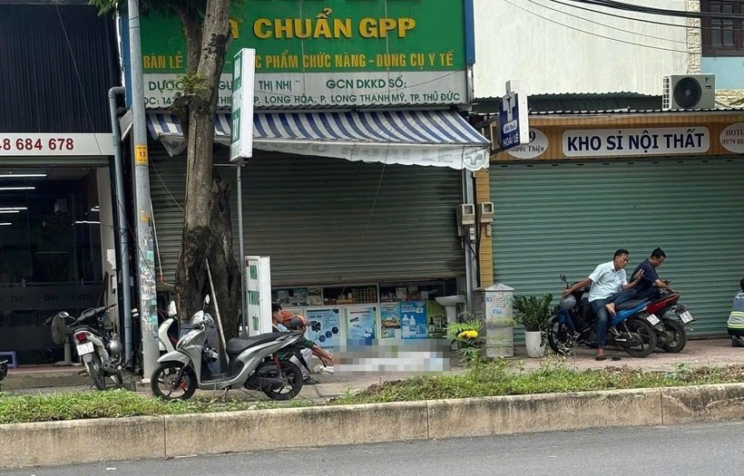 Hiện trường vụ người phụ nữ tử vong trước tiệm thuốc. Ảnh: Vietnamnet.
